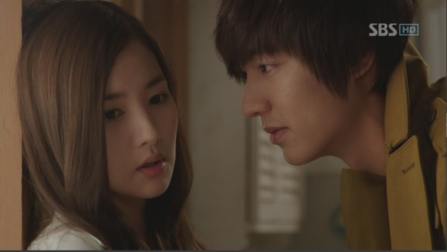 Setelah membintangi drama Korea City Hunter, Park Min Young terlihat cinta lokasi dengan lawan mainnya Lee Min Ho. Hubungan mereka hanya berjalan beberapa bulan setelah diungkap Dispatch pada 2011. Foto: dok. SBS