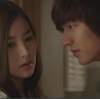 Setelah membintangi drama Korea City Hunter, Park Min Young terlihat cinta lokasi dengan lawan mainnya Lee Min Ho. Hubungan mereka hanya berjalan beberapa bulan setelah diungkap Dispatch pada 2011. Foto: dok. SBS