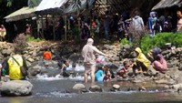 Dengan modal Rp 5.000 saja, wisatawan dapat masuk dan menikmati keindahan alam dan sungai yang jernih sampai sepuasnya tanpa bosan. (Muhamad Rizal/detikcom)