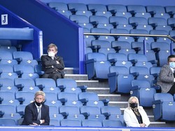 Legenda Liverpool Kenny Dalglish duduk di tribun penonton yang kosong. Peter Powell/Pool via AP.