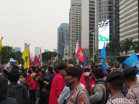 Mahasiswa Aksi Bakar Ban di Depan Kemendikbud