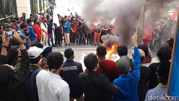 Mahasiswa Aksi Bakar Ban di Depan Kemendikbud