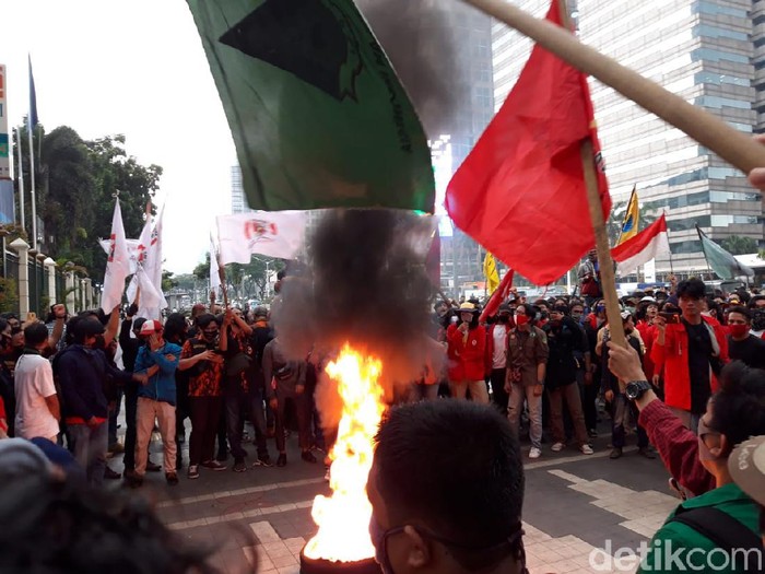 Mahasiswa Aksi Bakar Ban di Depan Kemendikbud