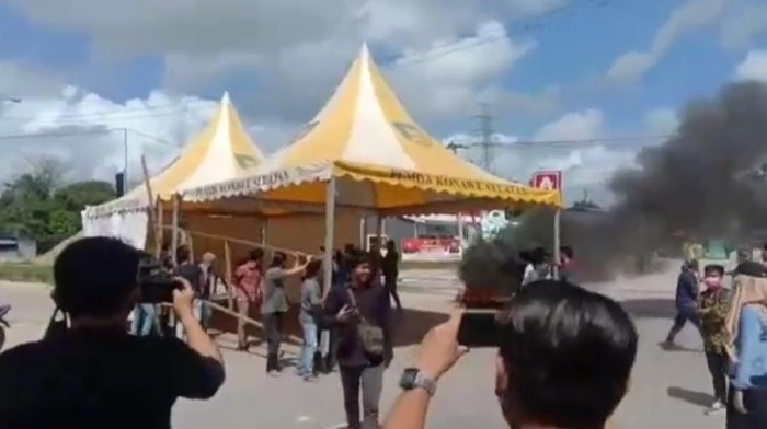 Puluhan mahasiswa dari IAIN Kendari memblokade akses jalan masuk tepat di gerbang perbatasan Ranomeeto tepatnya perbatasan dari Konawe Selatan dan Kota Kendari.