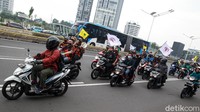 Sejumlah mahasiswa yang tergabung dalam aliansi Gerakan Mahasiswa Jakarta Bersatu itu ramai-ramai berdatangan menuju gedung Kemendikbud.