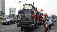Para mahasiswa tersebut tampak membawa poster berisi tuntutan mereka saat akan menuju ke gedung Kemendikbud, Jakarta.