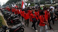 Koordinator lapangan aksi dari UNINDRA, Goldi, mengatakan aksi ini menuntut adanya regulasi konkrit dari pemerintah terkait pemotongan biaya kuliah di masa pandemi Corona. Dia menginginkan adanya regulasi yang tepat untuk segera diberikan kepada mahasiswa.