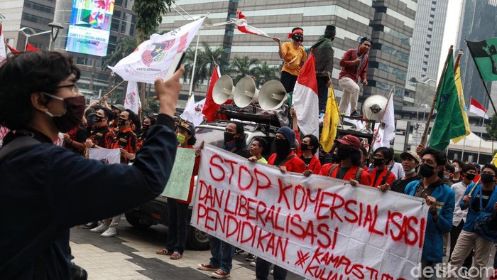 Sejumlah mahasiswa melakukan unjuk rasa di depan Kemendikbud. Mereka menuntut adanya regulasi terkait pemotongan biaya kuliah di masa pandemi COVID-19.