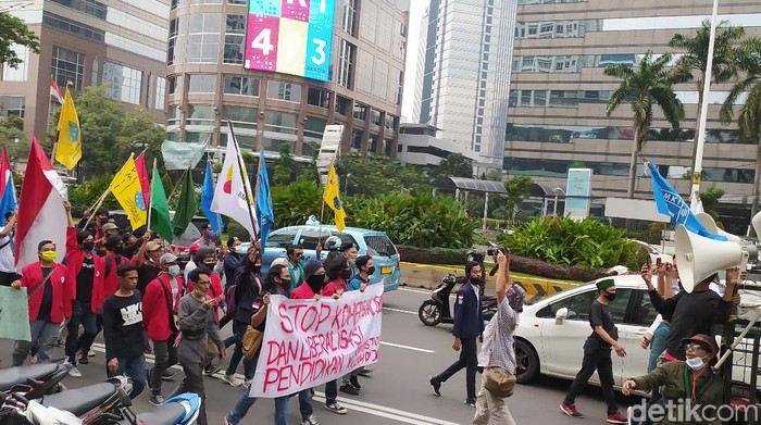 Mahasiswa melakukan aksi longmarch di sekitar Kemendikbud