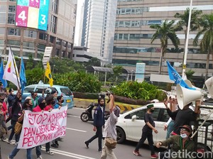 Mahasiswa Lakukan Aksi Long March ke Kemendikbud, Lalu Lintas Tersendat