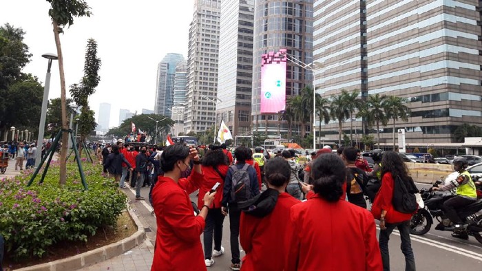 Massa mahasiswa di depan kantor Kemendikbud membubarkan diri.