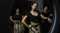 Penari Maria Darmaningsih (tengah), Ratri Anindyajati (kiri) dan Sita Tyasutami (kanan) berlatih menari di Depok, Jawa Barat, Minggu (21/6/2020).