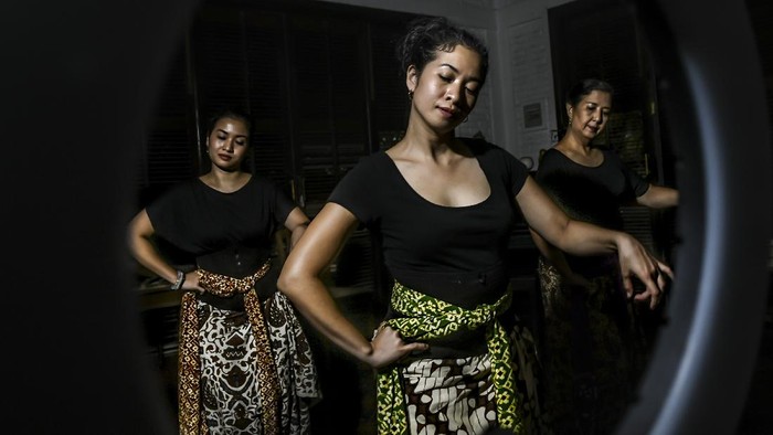 Melihat Pasien 01, 02 dan 03 COVID-19 Kembali Menari Penari Maria Darmaningsih (tengah), Ratri Anindyajati (kiri) dan Sita Tyasutami (kanan) berpose saat sesi pemotretan di Depok, Jawa Barat, Minggu (21/6/2020). Ketiga penari yang merupakan pasien 01, 02 dan 03 COVID-19 di Indonesia yang telah sembuh tersebut kini telah kembali berkarya di dunia seni tari. ANTARA FOTO/Muhammad Adimaja/pras.