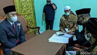 Penghulu mengecek berkas-bekas sebelum ijab qabul dilakukan.