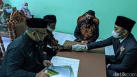Setelah semuanya lengkap, pengantin pria mengucapkan ijab qabul dengan wali pengantin wanita, keduanya tampak memakai sarung tangan.