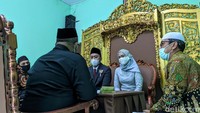 Keduanya mengalihkan budget pesta resepsi untuk mendaftar naik haji dan renovasi rumah. Sementara pemesanan gedung pernikahan dialihkan ke orang lain.