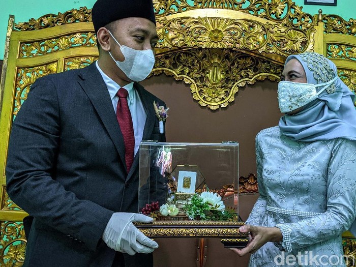 Pasangan viral Citra Audra Verona dan Agung menikah di KUA. Pasangan viral Citra Audra Verona dan Agung menikah di KUA.