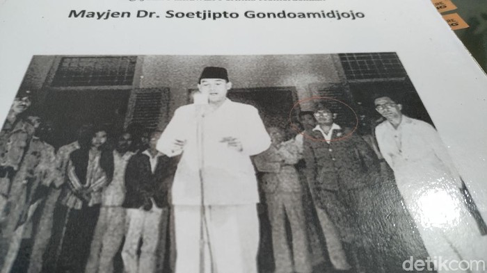 Banyak dari kita yang sering melihat foto pembacaan teks Proklamasi di Jalan Pegangsaan Timur, Jakarta, 17 Agustus 1945. Namun tak banyak yang tahu siapa tokoh yang berdiri di belakang Soekarno, tepat di sebelah kanan Mohammad Hatta.
