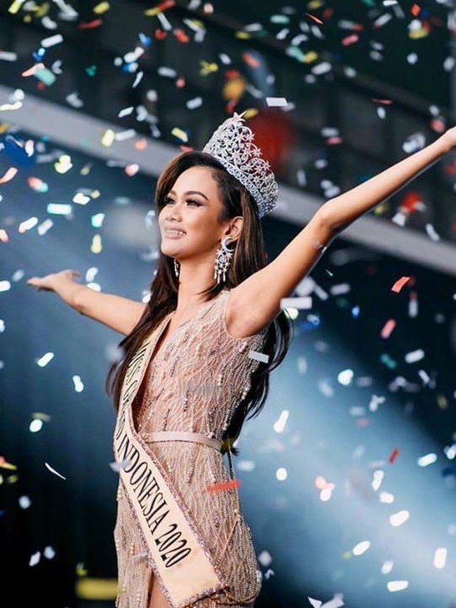 Jadi juara I, Kharisma Aura mengenakan mahkota kemenangan World of Victory. Mahkota terbuat dari emas putih dan rose gold dengan 7.000 batu cubic zirconia. Foto: dok. Instagram