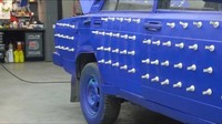 Tentunya butuh usaha keras untuk menginstalasi 300 buah lampu LED ke sekujur mobil bermerek Lada itu. Mereka harus membuat lubang sebanyak jumlah lampu yang ingin dipasang. Mulai kap mesin, bodi samping, bodi belakang, hingga atap, tak luput dari hujaman mata bor. Foto: Screenshot Youtube Garage 54