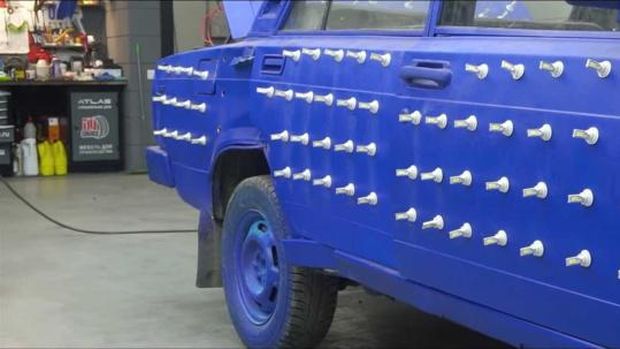 Modifikasi mobil pakai 300 buah lampu LED