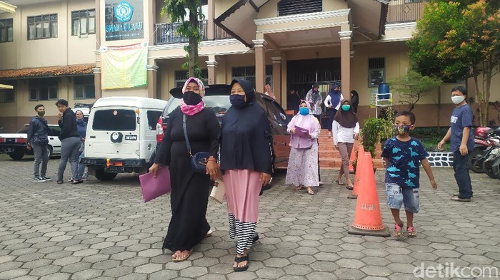 Orangtua siswa di Cianjur datangi Sekolah lantaran pengumuman PPDB terkendala jaringan