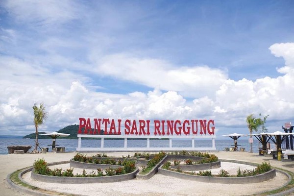 Cantiknya Pantai Sari Ranggung, Makin Lengkap dengan Masjid Apung