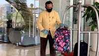 Salah satunya adalah Parador Hotels & Resort, yang telah bersiap menuju era New Normal atau Normal Baru. Protokol keamanan dan kesehatan baru itu pun dimulai dari saat tamu menggunakan fasilitas penjemputan dengan mobil hotel. Parador telah melaksanakan beberapa protokol kesehatan, seperti penyemprotan cairan desinfektan di dalam mobil, pengukuran suhu tubuh tamu sebelum memasuki mobil, penyemprotan koper/tas tamu sebelum dimasukkan ke dalam bagasi hingga persediaan masker, hand sanitizer dan tisu antiseptik secara gratis untuk tamu (dok Parador Hotels & Resort)