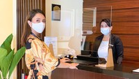 Begitu pun saat kedatangan di lobi hotel, protokol kesehatan yang sama pun diterapkan dan ditambahkan dengan pemasangan stiker jaga jarak antrean dan partisi akrilik di meja resepsionis antara karyawan dengan tamu (dok Parador Hotels & Resort)
