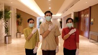 Seluruh karyawan hotel yang bertugas juga dilengkapi dengan alat pelindung diri seperti face shield, masker dan sarung tangan, disesuaikan juga dengan tugas pekerjaan masing-masing (dok Parador Hotels & Resort)