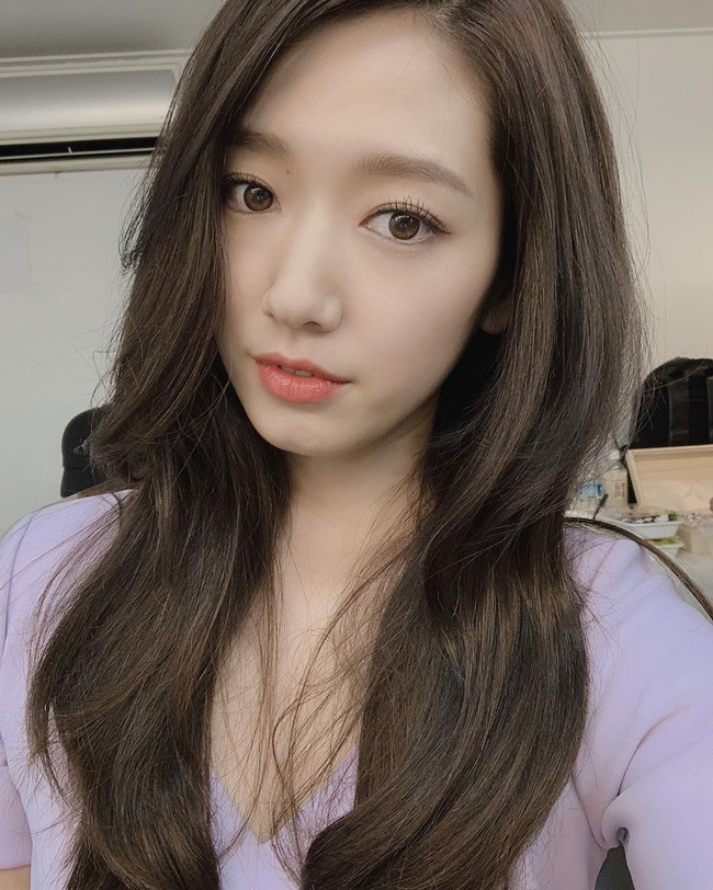 7. Park Shin HyeAktris drakor lain yang juga masuk dalam daftar adalah Park Shin Hye. Wajah cantik wanita yang sudah terjun ke dunia akting sejak remaja ini memang selalu dinanti para penggemar.Foto: Instagram @ssinz7