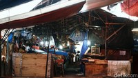 Pasar yang biasanya ramai kini sepi.