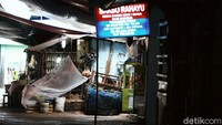 Camat Pasar Minggu Arief Wibowo membenarkan adanya tiga pedagang yang terpapar Corona. Menurutnya, pada Kamis (18/6/2020), hasil tes swab dari pedagang iyu keluar.