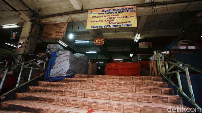 Pasar Minggu ditutup sejak 20-22 Juni 2020. Pasar di kawasan Jakarta Selatan itu pun sepi ari dari hiruk-pikuk pedagang dan pengunjung. Begini suasananya.