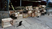 Pintu masuk Pasar Minggu ditutup dengan pita warna kuning hitam.