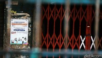 PD Pasar Jaya menutup tujuh dari 15 pintu masuk atau gerbang masuk Pasar Minggu.