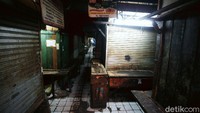 Kios-kios di dalam Pasar Minggu tampak tutup.
