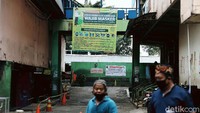 Saat ini spanduk-spanduk imbauan penerapan protokol kesehatan telah terpampang di dalam pasar.