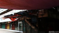 Penutupan akses masuk itu untuk menertibkan dan mengatur pergerakan pengunjung dan pedagang di Pasar Minggu.