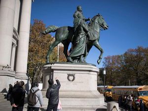 Patung Theodore Roosevelt yang Kontroversial di New York Akhirnya Dipindahkan
