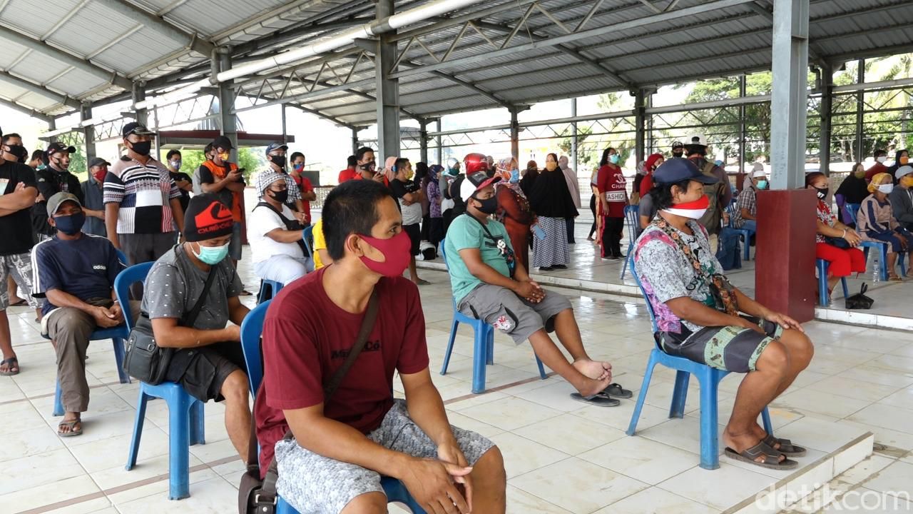 Pedagang Pasar Youtefa Jayapura ikut rapid test.