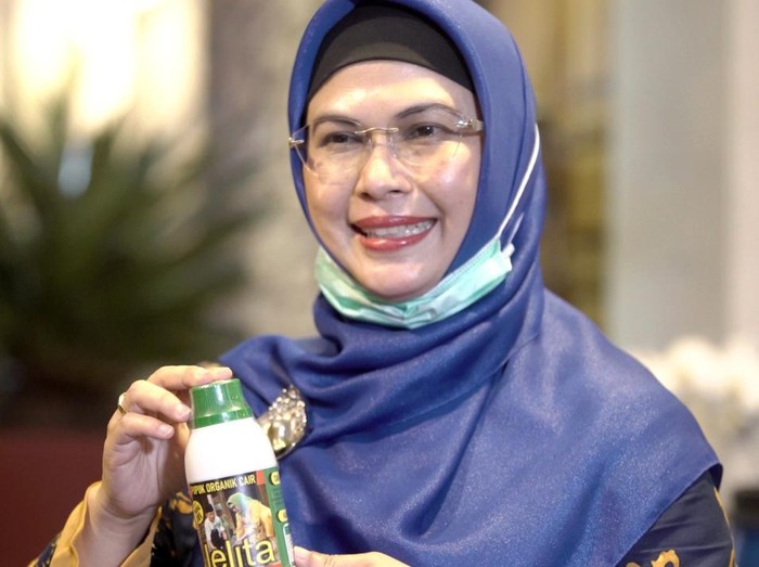 Bakal calon Wali kota Tangsel Siti Nur Azizah yang juga merupakan anak Wapres Maruf Amin menyikapi persoalan sampah yang terjadi di Tangerang Selatan. Ia pun memperkenalkan Jelita.