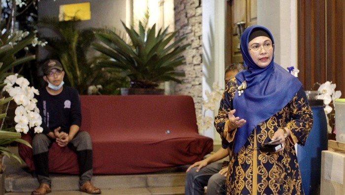 Bakal calon Wali kota Tangsel Siti Nur Azizah yang juga merupakan anak Wapres Maruf Amin menyikapi persoalan sampah yang terjadi di Tangerang Selatan. Ia pun memperkenalkan Jelita.