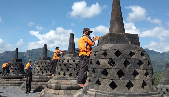 Pembersihan Candi Borobudur