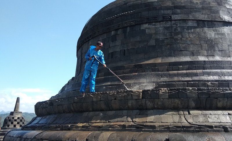 Pembersihan Candi Borobudur