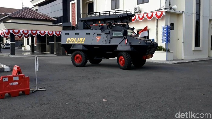 Pengamanan Diperketat! Polres Karang Anyar Dijaga Barracuda Pascapenyerangan terhadap Wakapolres Karanganyar Kompol Busroni, Polres Karanganyar memperketat pengamanannya hari ini.