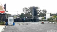 Pintu masuk Mapolres Karanganyar tampak ditutup rapat, Senin (22/6/2020). Pengunjung harus dicek oleh polisi terlebih dahulu sebelum masuk ke Mapolres Karanganyar.