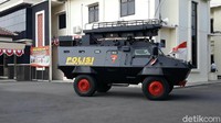 Satu unit barracuda bersiaga di halaman Mapolres Karanganyar. Kendaraan taktis Satuan Brimob tersebut diterjunkan oleh Polda Jawa Tengah untuk membantu pengamanan Karanganyar. Diberitakan sebelumnya, Wakapolres Karanganyar Kompol Busroni, sopirnya, Bripda Hanif Ariyono, dan seorang relawan menjadi korban penyerangan pria yang membawa celurit. Korban hanya mengalami luka, sementara pelaku tewas kehabisan darah usai ditembak kakinya tiga kali.
