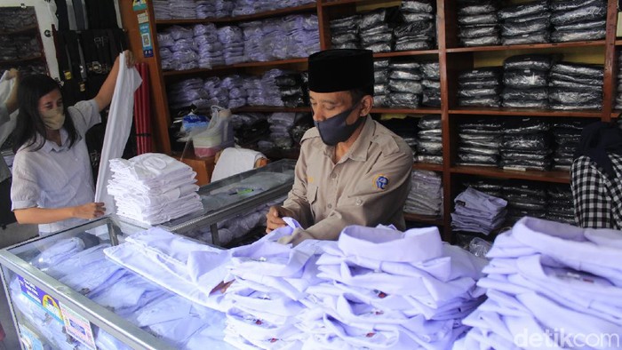 Penjual seragam sekolah di Kota Bandung