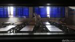 Penyemprotan Disinfektan di SMP 64 Jakarta
